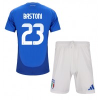 Camisa de Futebol Itália Alessandro Bastoni #23 Equipamento Principal Infantil Europeu 2024 Manga Curta (+ Calças curtas)
